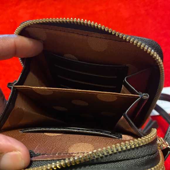 Cute purse with a lot of pockets to hold items. - Picture 3 of 6